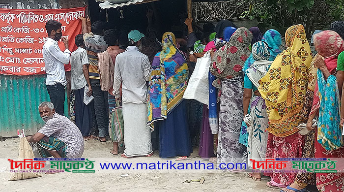 গোয়ালন্দে ওএমএস চাল কিনতে উপচে পড়া ভিড়